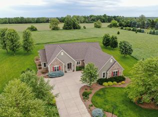 N83W33646 Huckleberry Ln, Oconomowoc, WI 53066