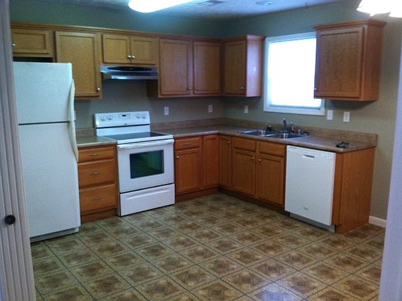3rd image of 113 Derbyshire Ct