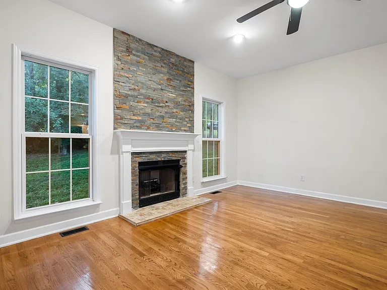1004 Austin Ct — Photo 10