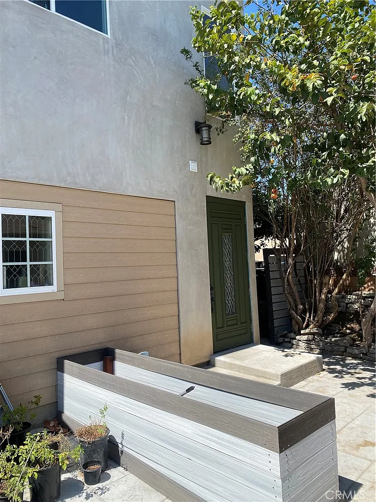 2 bed, 750 sqft, $2,700 — Photo 1