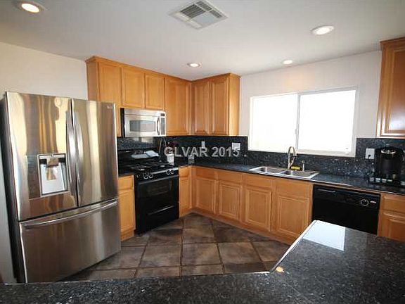 5th image of 556 Uxbridge Dr