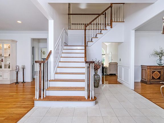5th image of 5 Spruce Hill Ct