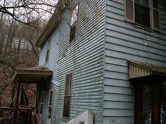 Siding is dirty, but appears to be in good shape
