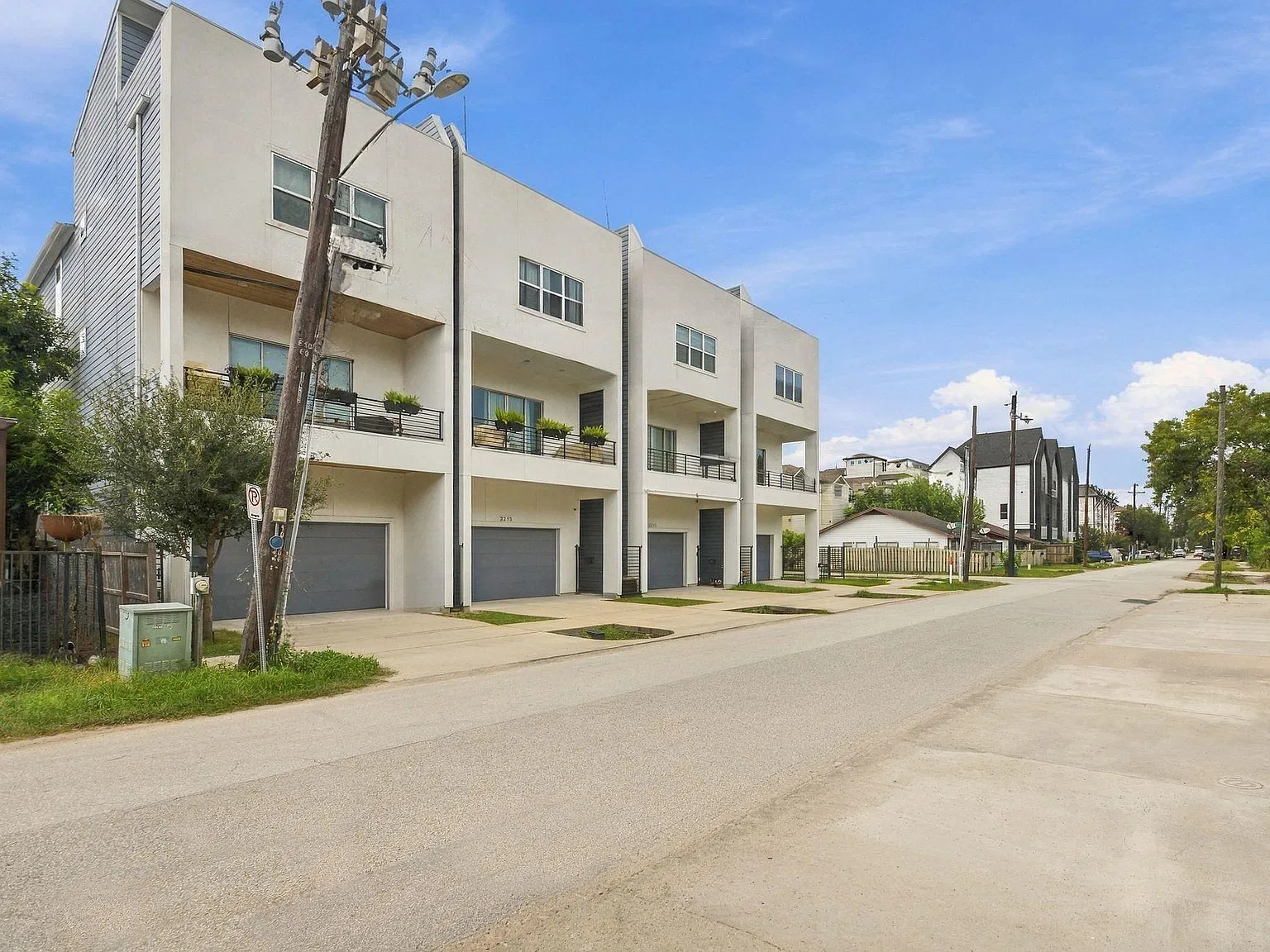 3 bed, 3.5 bath, 2742 sqft, $4,300 — Photo 3