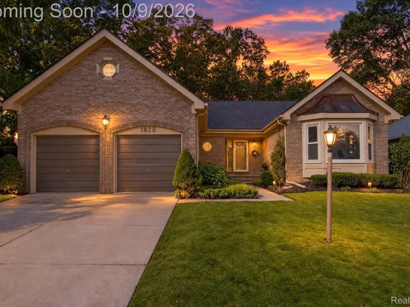 1676 Treeside Dr, Rochester Hills, MI 48307
