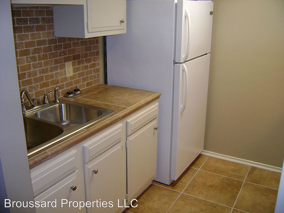 2nd image of 908 Lamar St APT 105