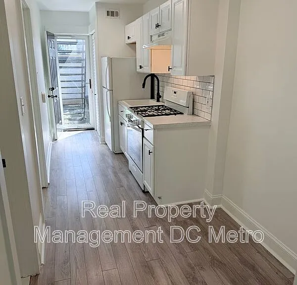 1447 Holbrook St NE — Photo 9