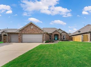 550 W Hunters Court Way, Mustang, OK 73064