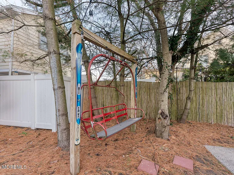 404 Monmouth Ave — Photo 26