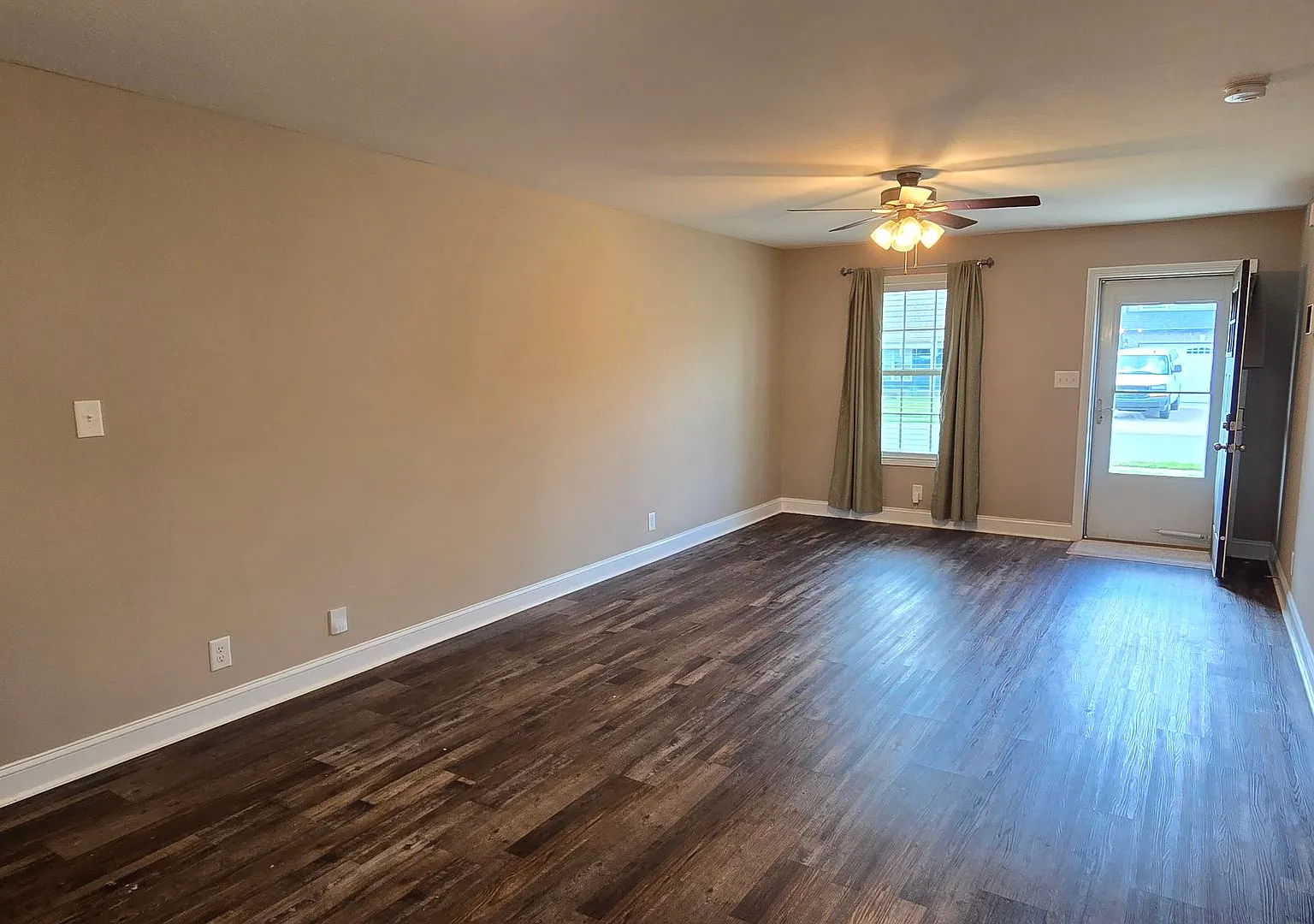 Beautiful 3 BDS 2 BA with fenced in yard — Photo 4