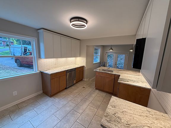 2nd image of 2825 Ridgemont Dr