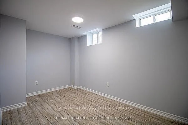 32 Crombie St #BASEMENT — Photo 13