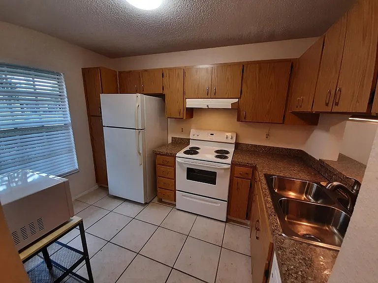 2910 Wainwright Ct — Photo 2