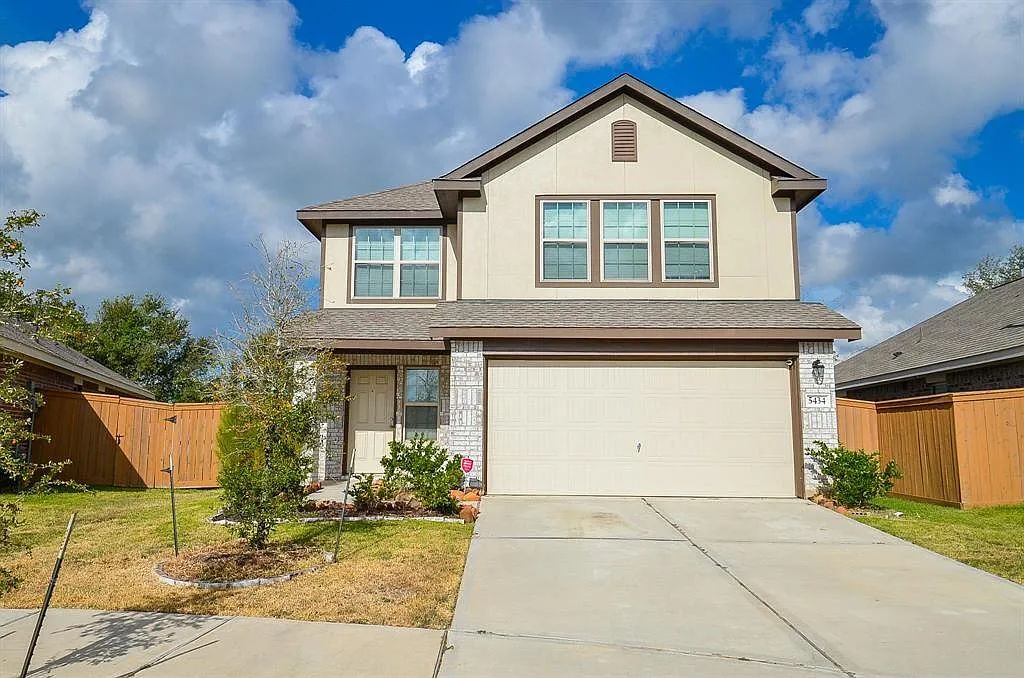 4 bed, 2.5 bath, 2258 sqft, $2,200 — Photo 1