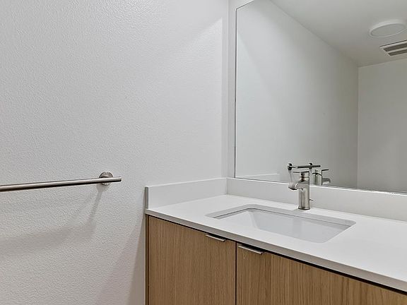 5th image of 544 Rose Ave APT 2