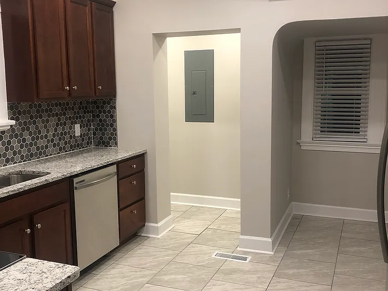 1404 Charleston Ave — Photo 5