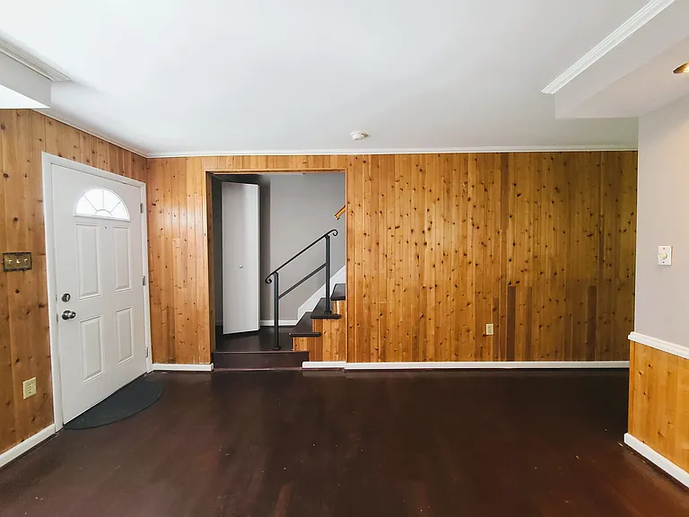 8401 Pioneer Dr — Photo 2