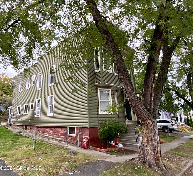 2nd image of 1425 3rd Avenue