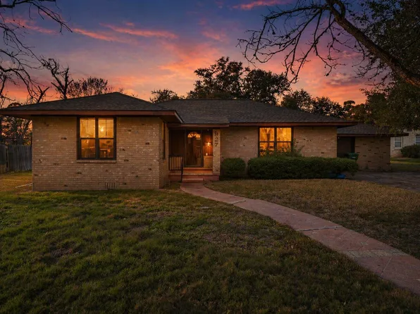 927 E Walnut St, La Grange, TX 78945
