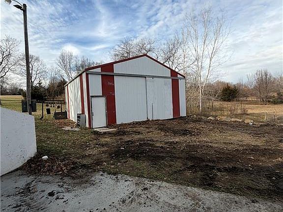 4th image of 7890 SE Freeway Farms Dr
