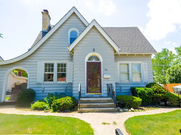 221 W Courtland St, Mundelein, IL 60060