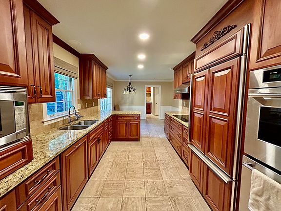 Kitchen with eat in breakfast area/built in bench