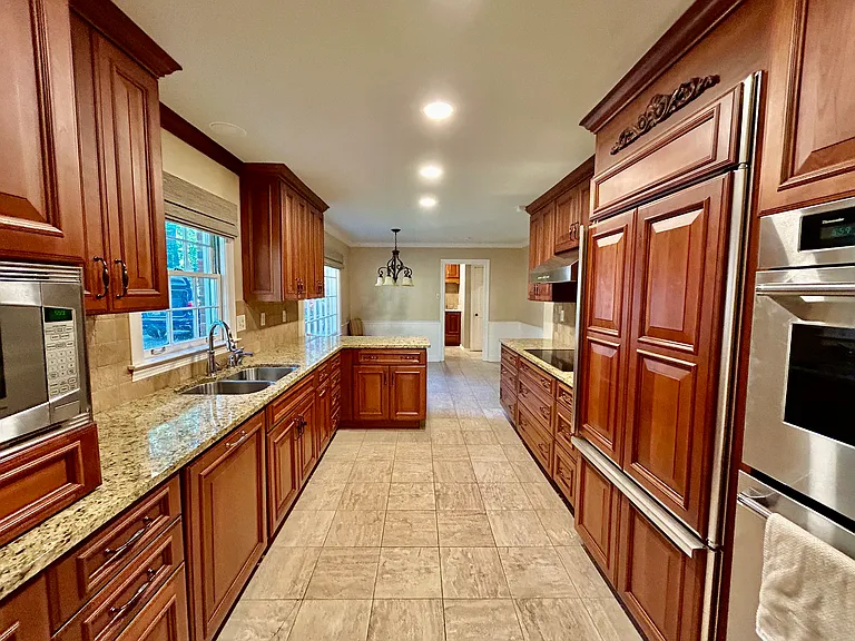 Kitchen with eat in breakfast area/built in bench
