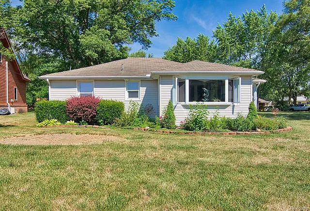 2489 Oakview Dr photo 1