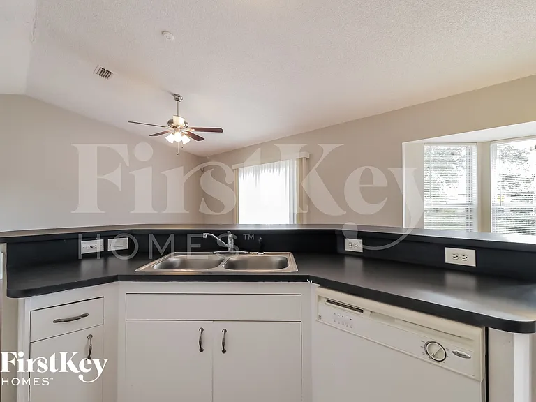 1674 Waltz St SE — Photo 5