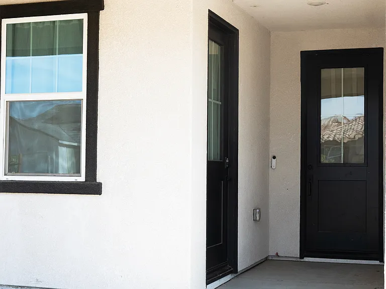 1880 Vincent Dr — Photo 2