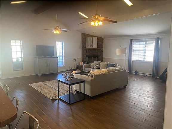 4th image of 515 Hesper Ave
