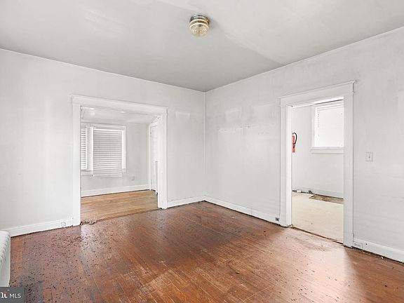5th image of 3121 S Dakota Ave NE