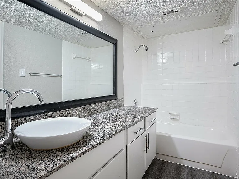 Luxury (1-1) - Bathroom
