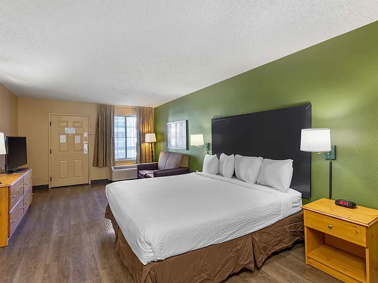 Deluxe Studio - 1 King Bed