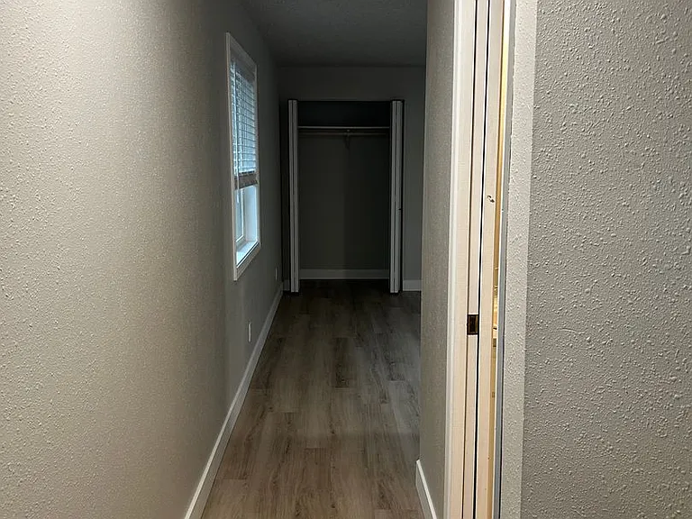 315 NW 9th St #5 — Photo 4