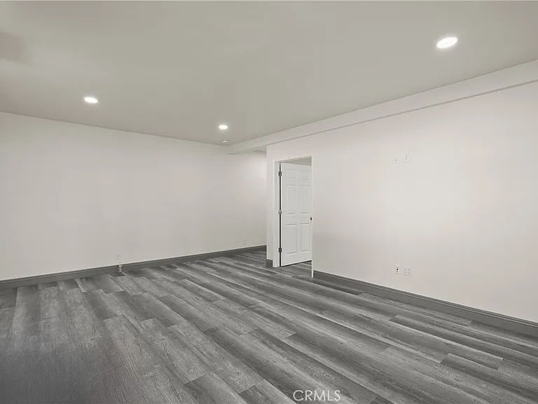 14335 Hamlin St — Photo 28
