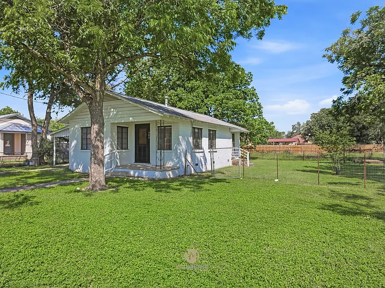 705 Florence St — Photo 2