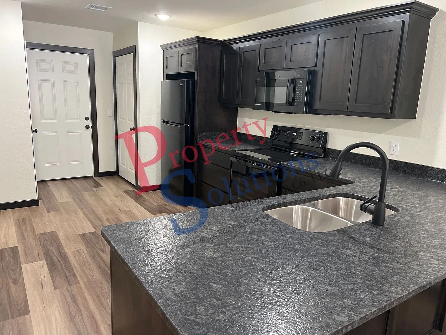 A touch of elegance in this : 2 bedroom 2 bath duplex — Photo 4