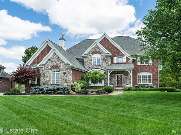 2551 Pebble Beach Dr, Oakland, MI 48363