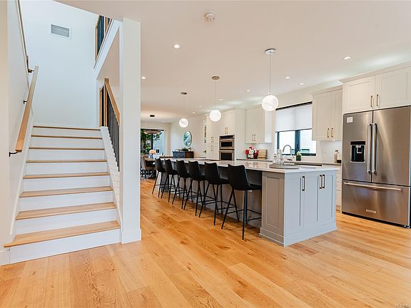 4th image of 63 Boyd St