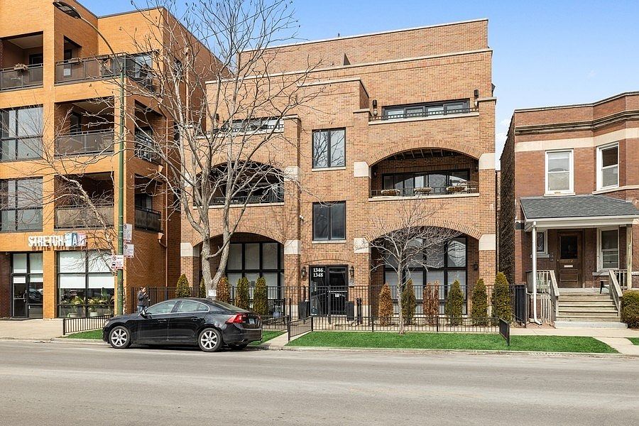 Supreme, Southport Corridor Location and 2 blocks from Wrigley Field!