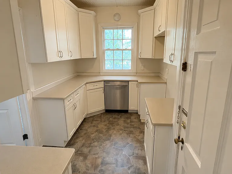 406 W 33rd St #A — Photo 4