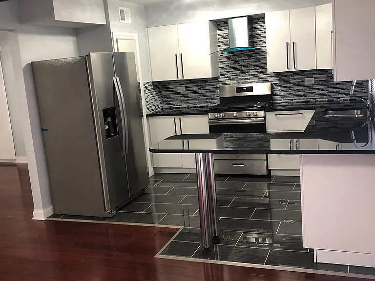 215 Stafford Dr — Photo 3