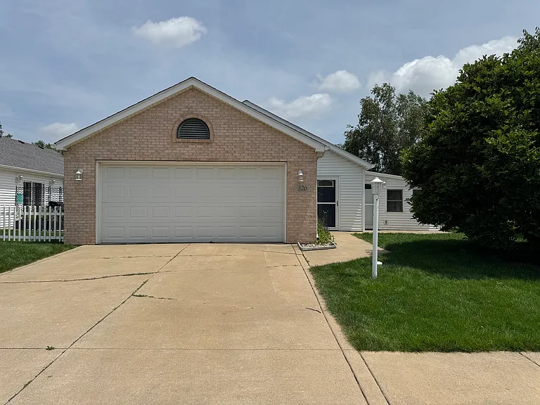 326 Brown Ct — Photo 1