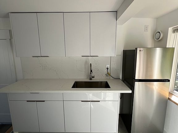 5th image of 1027 Sturgus Ave S #6-2