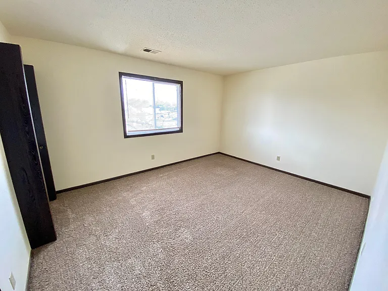 Windsor Crest Apartments — Photo 58
