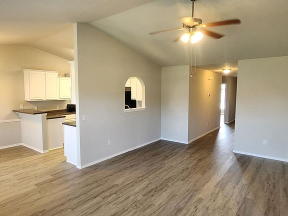 5th image of 2110 Greenbrier Cir