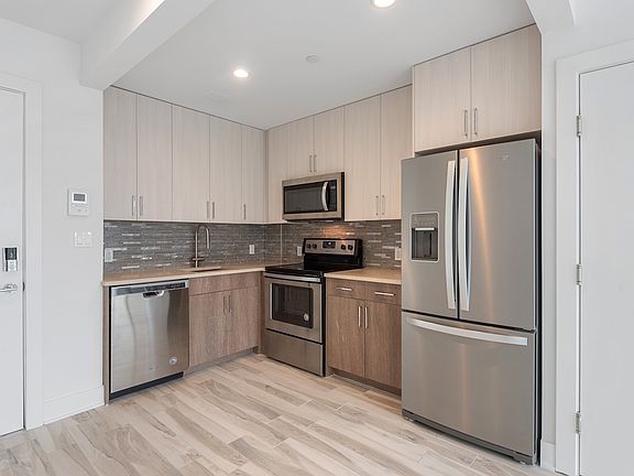 2nd image of 27-15 Astoria Blvd #5R