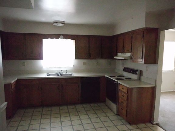 3rd image of 1276 Gladiola Cres