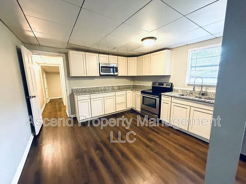 Building Photo - 2111 Chamberlain Ave #A